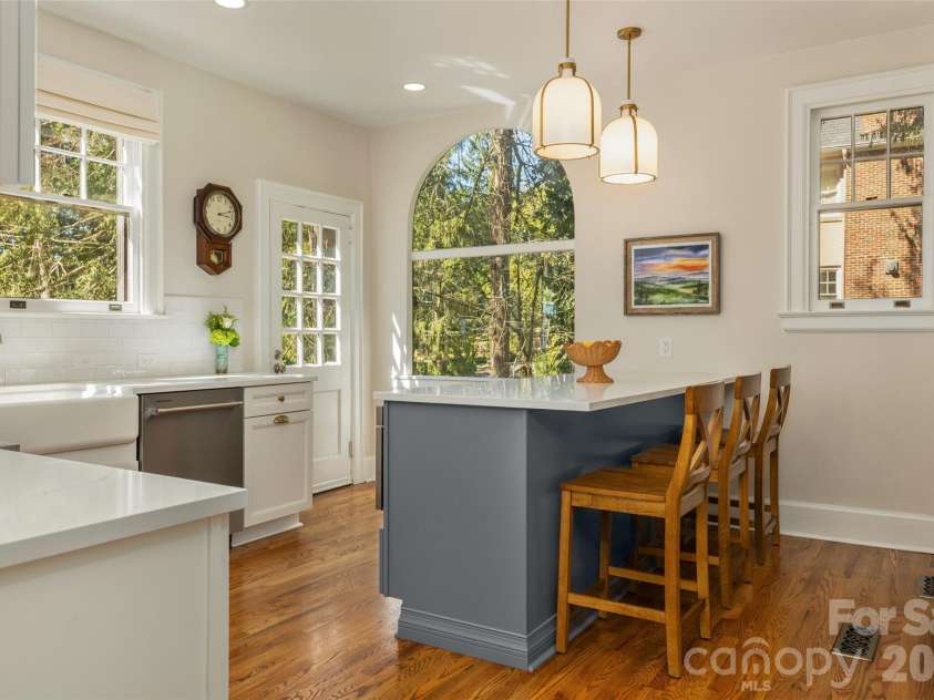 200 Kimberly Avenue, Asheville, NC 28804.  MLS# CAR4429013, YatesRealty ID 53751. 