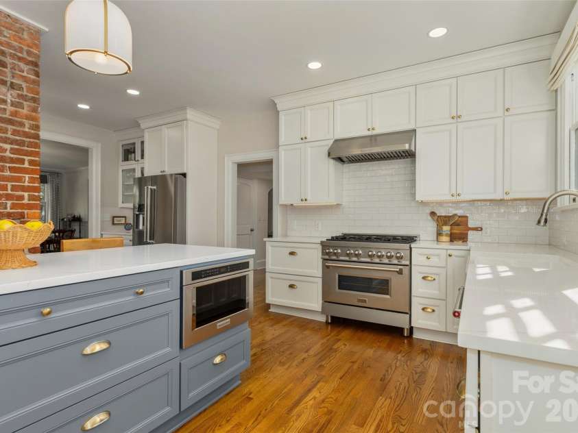 200 Kimberly Avenue, Asheville, NC 28804.  MLS# CAR4429013, YatesRealty ID 53751. 