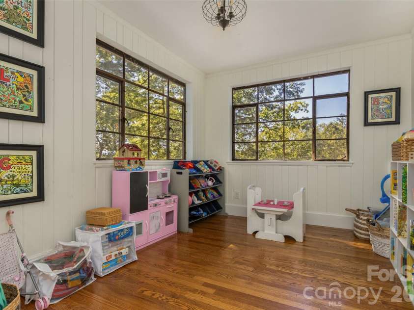 200 Kimberly Avenue, Asheville, NC 28804.  MLS# CAR4429013, YatesRealty ID 53751. 