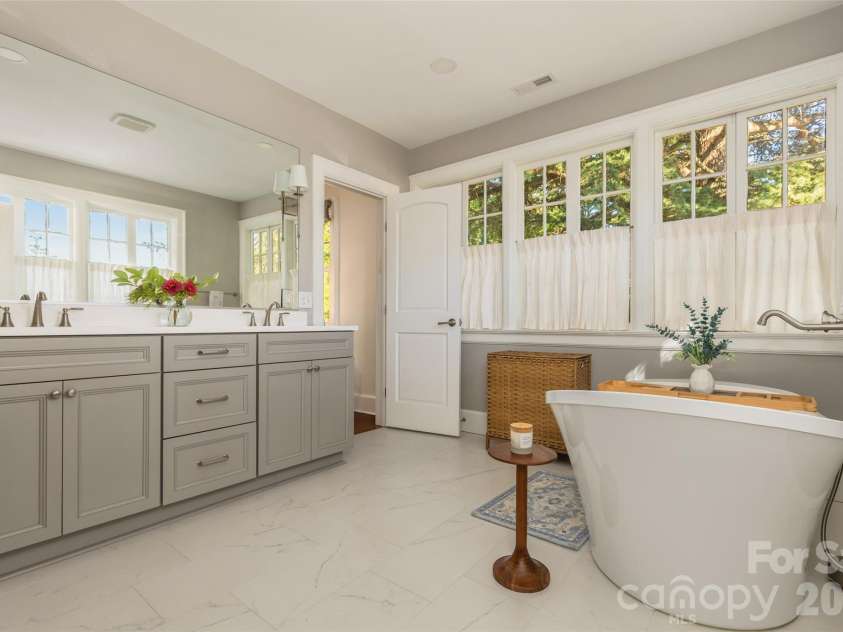 200 Kimberly Avenue, Asheville, NC 28804.  MLS# CAR4429013, YatesRealty ID 53751. 