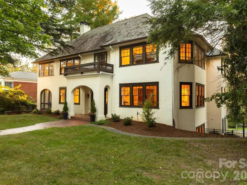 200 Kimberly Avenue, Asheville, NC 28804.  MLS# CAR4429013, YatesRealty ID 53751. 