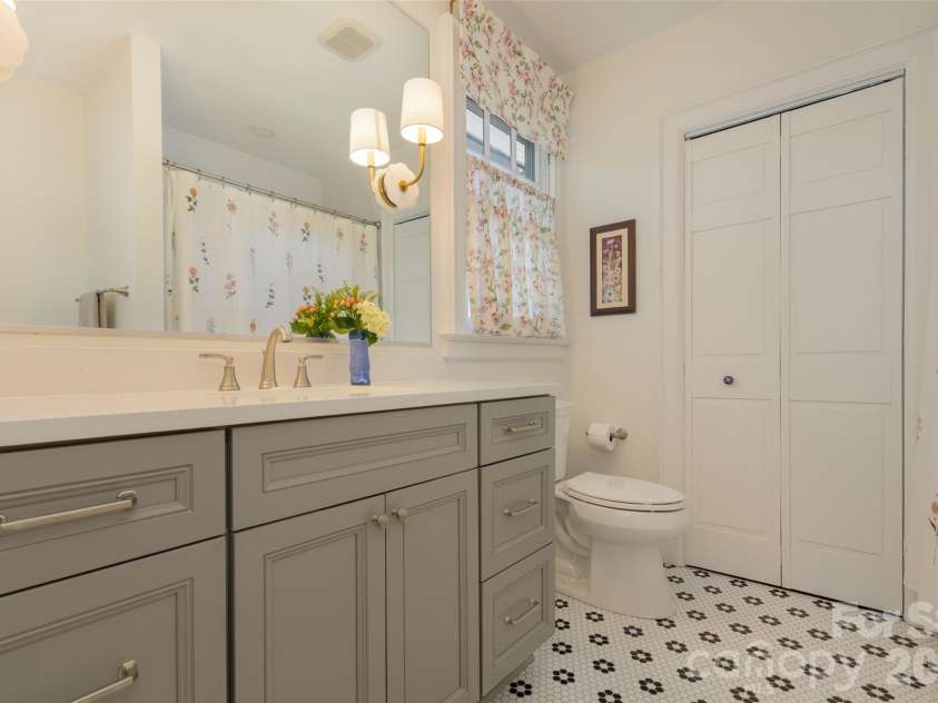 200 Kimberly Avenue, Asheville, NC 28804.  MLS# CAR4429013, YatesRealty ID 53751. En suite full bath with closet.