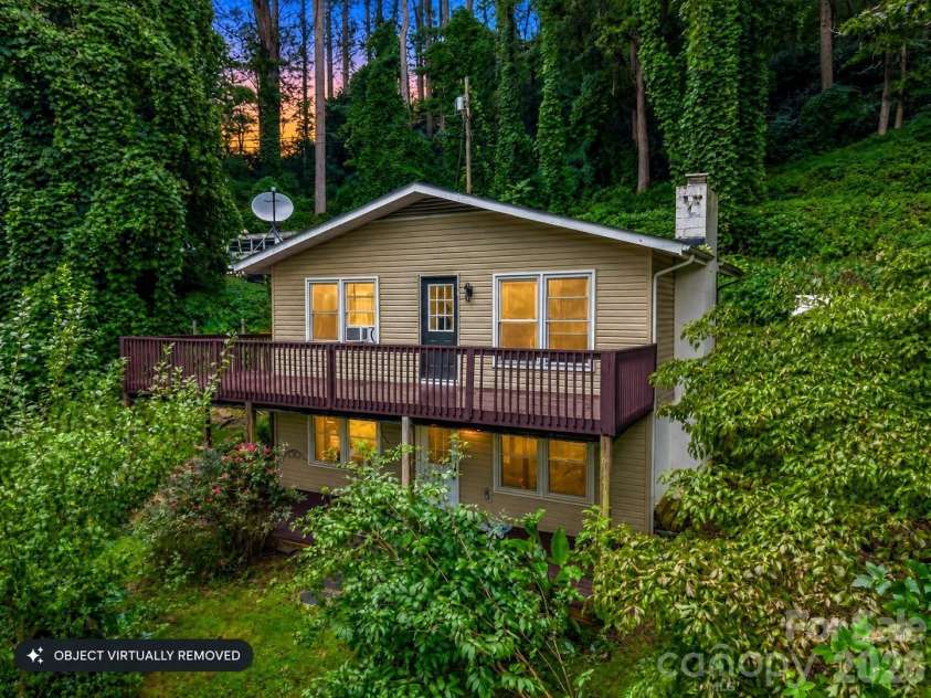 697 Courtney Drive, Hendersonville, NC 28792.  MLS# CAR4429227, YatesRealty ID 53752. 