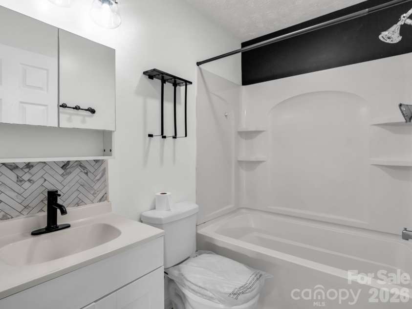 697 Courtney Drive, Hendersonville, NC 28792.  MLS# CAR4429227, YatesRealty ID 53752. Main level full bathroom