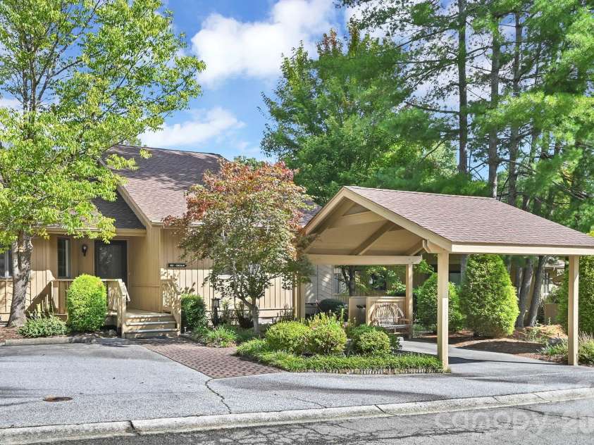 901 Red Oak Drive, Hendersonville, NC 28791.  MLS# CAR4428905, YatesRealty ID 53754. 