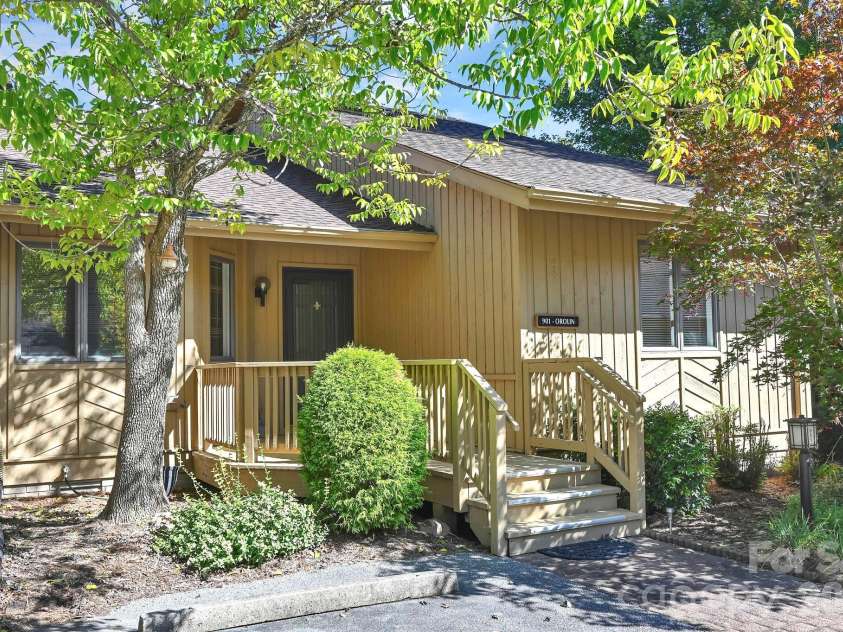 901 Red Oak Drive, Hendersonville, NC 28791.  MLS# CAR4428905, YatesRealty ID 53754. 