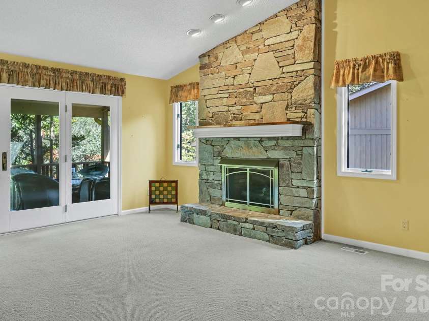 901 Red Oak Drive, Hendersonville, NC 28791.  MLS# CAR4428905, YatesRealty ID 53754. 