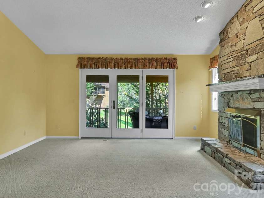 901 Red Oak Drive, Hendersonville, NC 28791.  MLS# CAR4428905, YatesRealty ID 53754. 