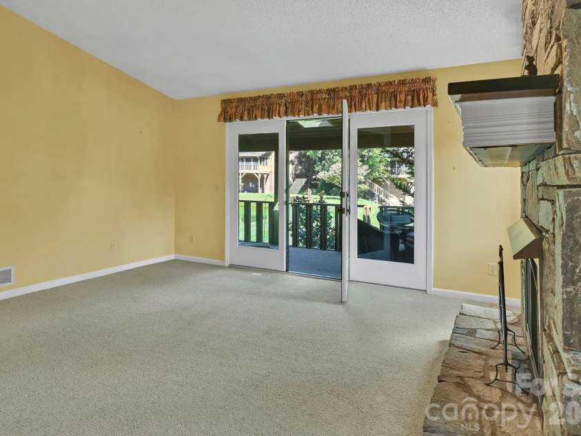 901 Red Oak Drive, Hendersonville, NC 28791.  MLS# CAR4428905, YatesRealty ID 53754. 