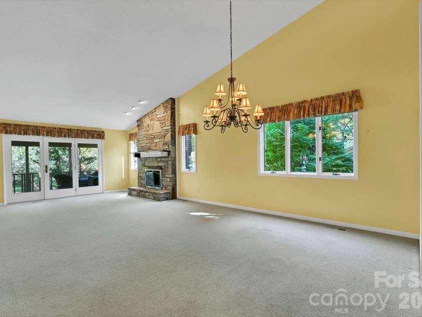 901 Red Oak Drive, Hendersonville, NC 28791.  MLS# CAR4428905, YatesRealty ID 53754. 