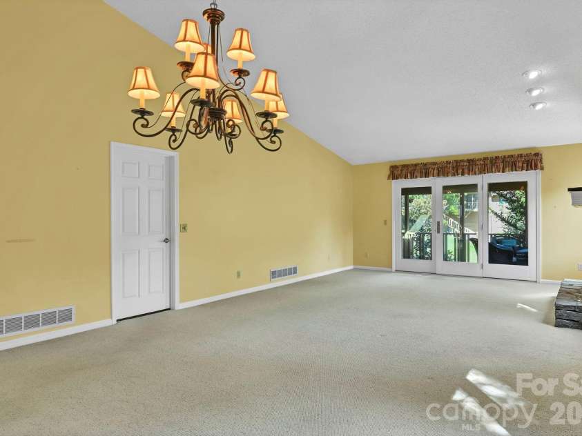 901 Red Oak Drive, Hendersonville, NC 28791.  MLS# CAR4428905, YatesRealty ID 53754. 