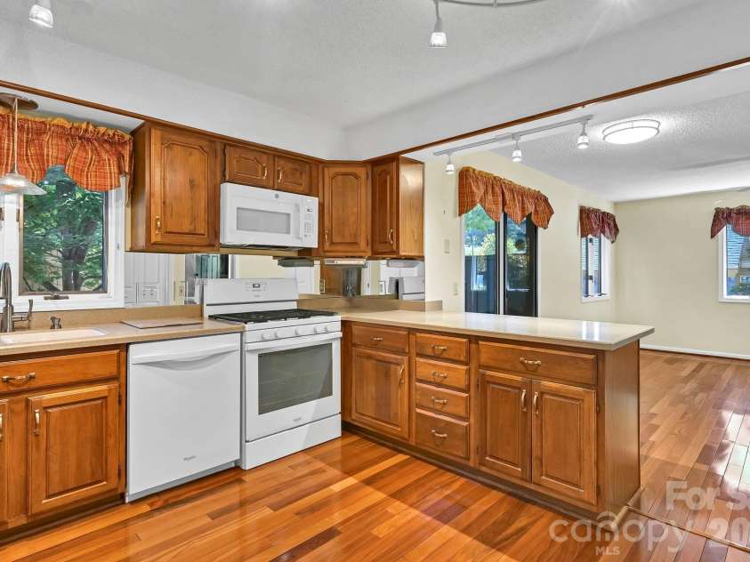 901 Red Oak Drive, Hendersonville, NC 28791.  MLS# CAR4428905, YatesRealty ID 53754. 