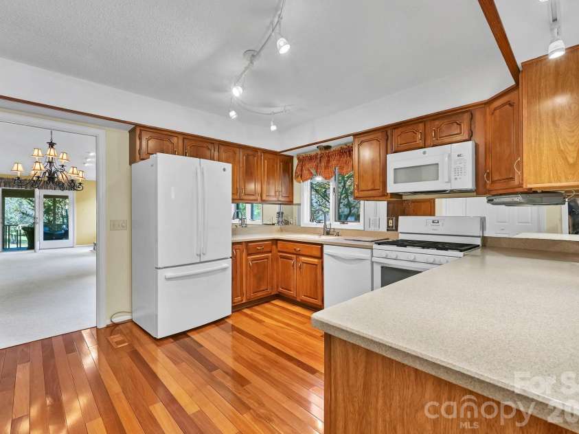 901 Red Oak Drive, Hendersonville, NC 28791.  MLS# CAR4428905, YatesRealty ID 53754. 