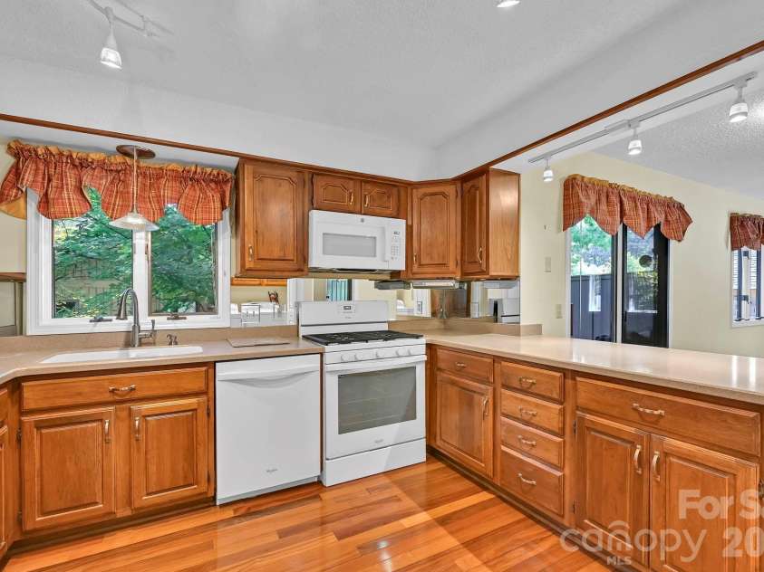 901 Red Oak Drive, Hendersonville, NC 28791.  MLS# CAR4428905, YatesRealty ID 53754. 