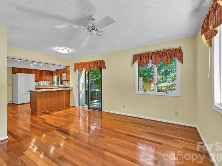 901 Red Oak Drive, Hendersonville, NC 28791.  MLS# CAR4428905, YatesRealty ID 53754. 