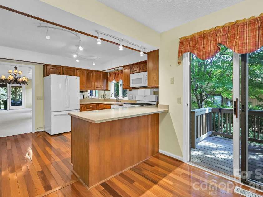 901 Red Oak Drive, Hendersonville, NC 28791.  MLS# CAR4428905, YatesRealty ID 53754. 