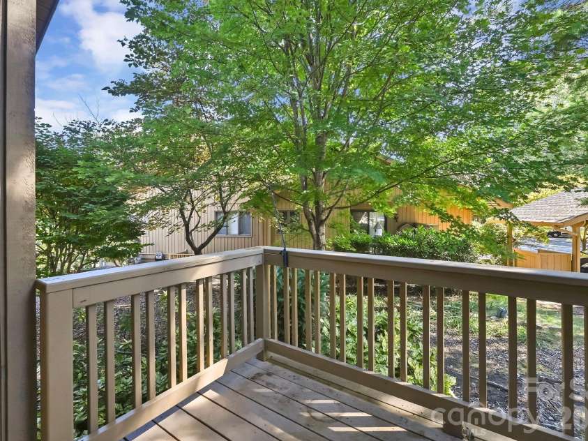 901 Red Oak Drive, Hendersonville, NC 28791.  MLS# CAR4428905, YatesRealty ID 53754. 