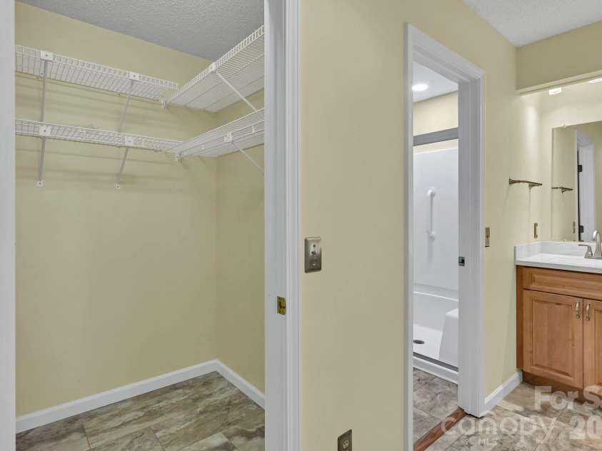 901 Red Oak Drive, Hendersonville, NC 28791.  MLS# CAR4428905, YatesRealty ID 53754. 