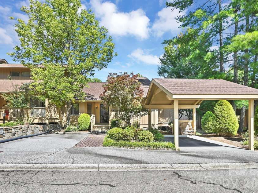 901 Red Oak Drive, Hendersonville, NC 28791.  MLS# CAR4428905, YatesRealty ID 53754. 