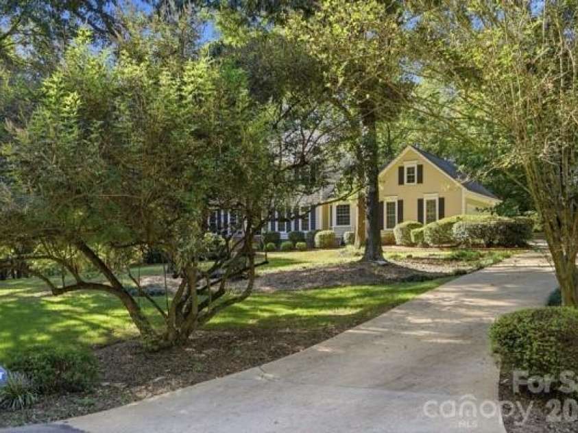1677 Double Oaks Road, Fort Mill, SC 29715.  MLS# CAR4429426, YatesRealty ID 53755. Driveway