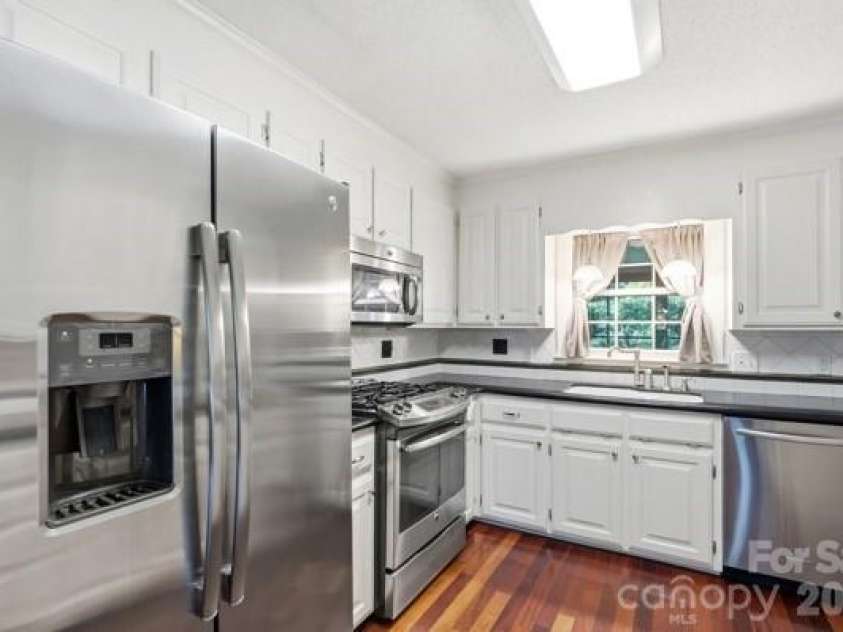 1677 Double Oaks Road, Fort Mill, SC 29715.  MLS# CAR4429426, YatesRealty ID 53755. Kitchen