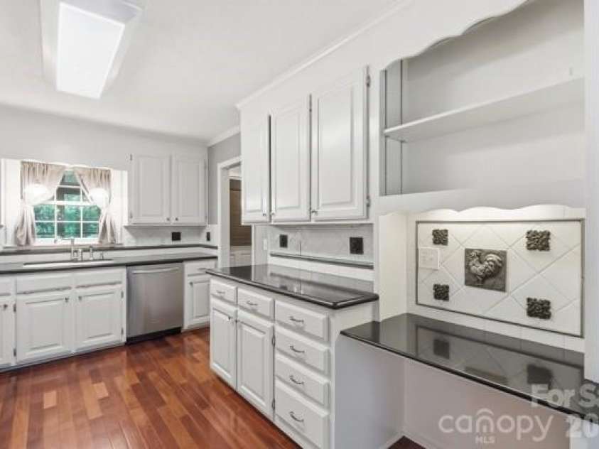 1677 Double Oaks Road, Fort Mill, SC 29715.  MLS# CAR4429426, YatesRealty ID 53755. Kitchen