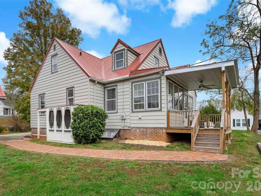 141 Madison Street, Marion, NC 28752.  MLS# CAR4398809, YatesRealty ID 5376. 