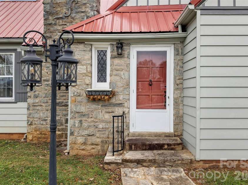 141 Madison Street, Marion, NC 28752.  MLS# CAR4398809, YatesRealty ID 5376. 