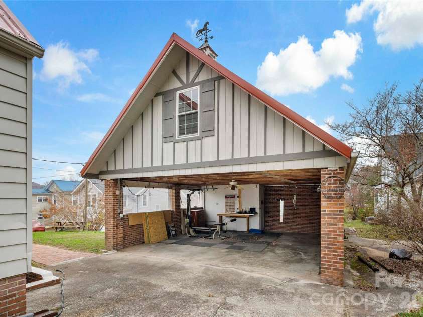 141 Madison Street, Marion, NC 28752.  MLS# CAR4398809, YatesRealty ID 5376. 