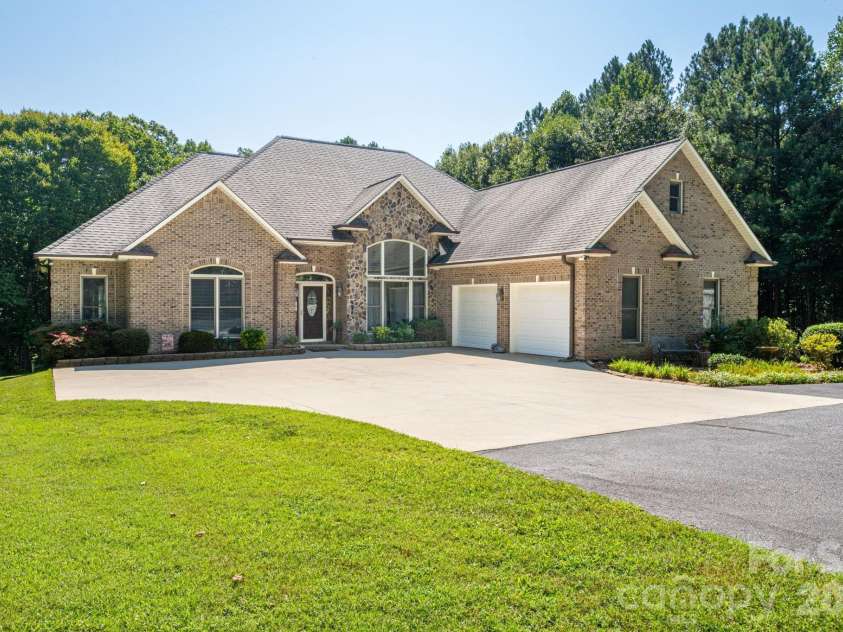 145 Chippawa Drive, Dallas, NC 28034.  MLS# CAR4425711, YatesRealty ID 53763. 