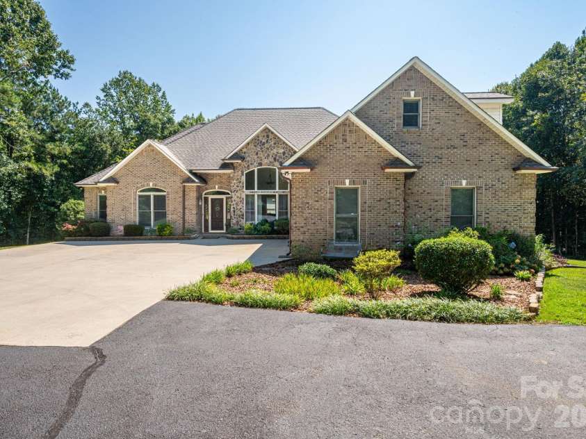 145 Chippawa Drive, Dallas, NC 28034.  MLS# CAR4425711, YatesRealty ID 53763. 