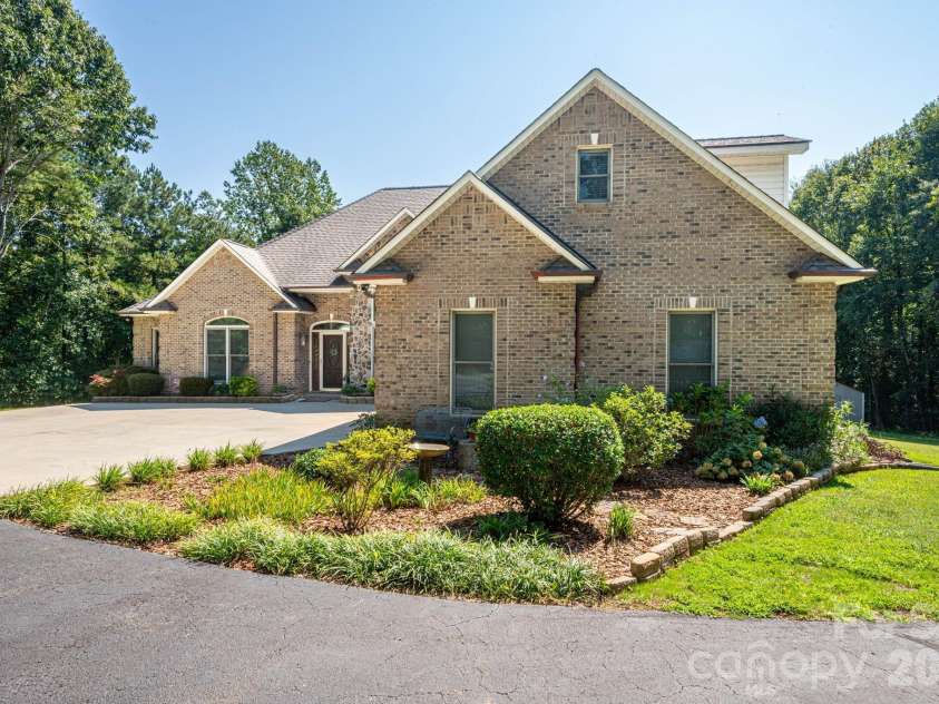 145 Chippawa Drive, Dallas, NC 28034.  MLS# CAR4425711, YatesRealty ID 53763. 
