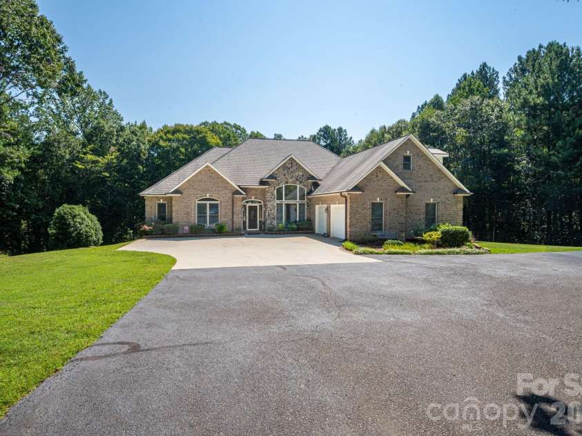 145 Chippawa Drive, Dallas, NC 28034.  MLS# CAR4425711, YatesRealty ID 53763. 