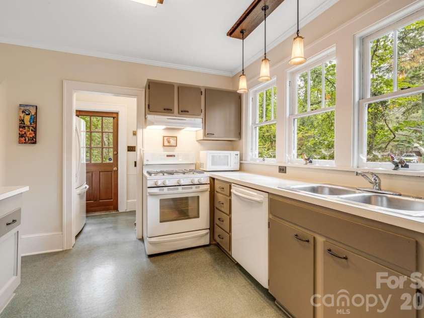 15 Rosewood Avenue, Asheville, NC 28801.  MLS# CAR4421709, YatesRealty ID 53766. 