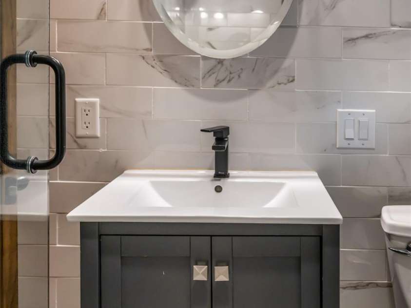 3 Maplewood Parkway, Asheville, NC 28804.  MLS# CAR4425655, YatesRealty ID 53767. Tiled walls