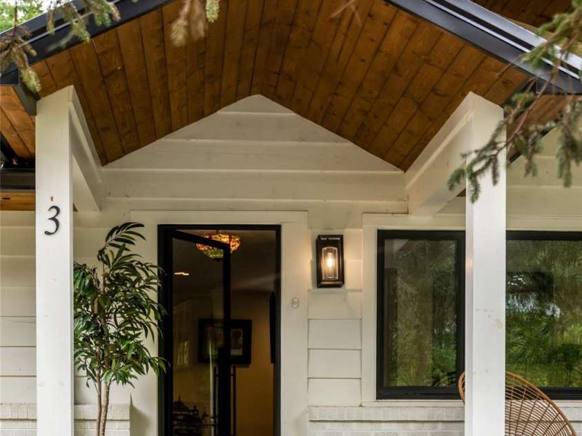 3 Maplewood Parkway, Asheville, NC 28804.  MLS# CAR4425655, YatesRealty ID 53767. Welcoming front entry