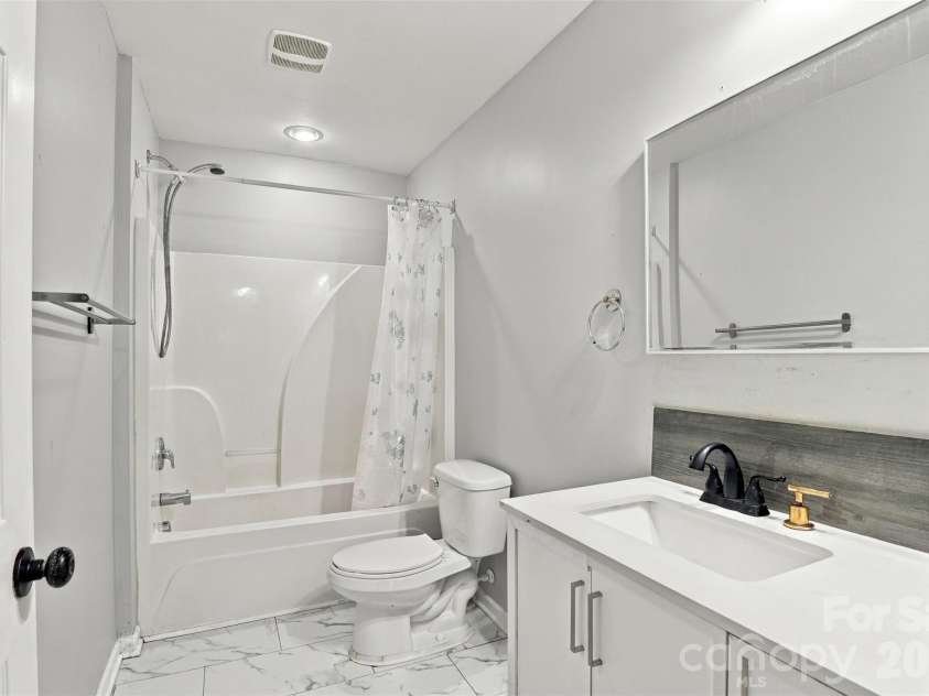 13104 Red Vulcan Court, Charlotte, NC 28213.  MLS# CAR4428322, YatesRealty ID 53768. 