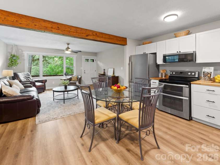 305 Youngs Cove Road, Candler, NC 28715.  MLS# CAR4427109, YatesRealty ID 53775. Eat In Kitchen