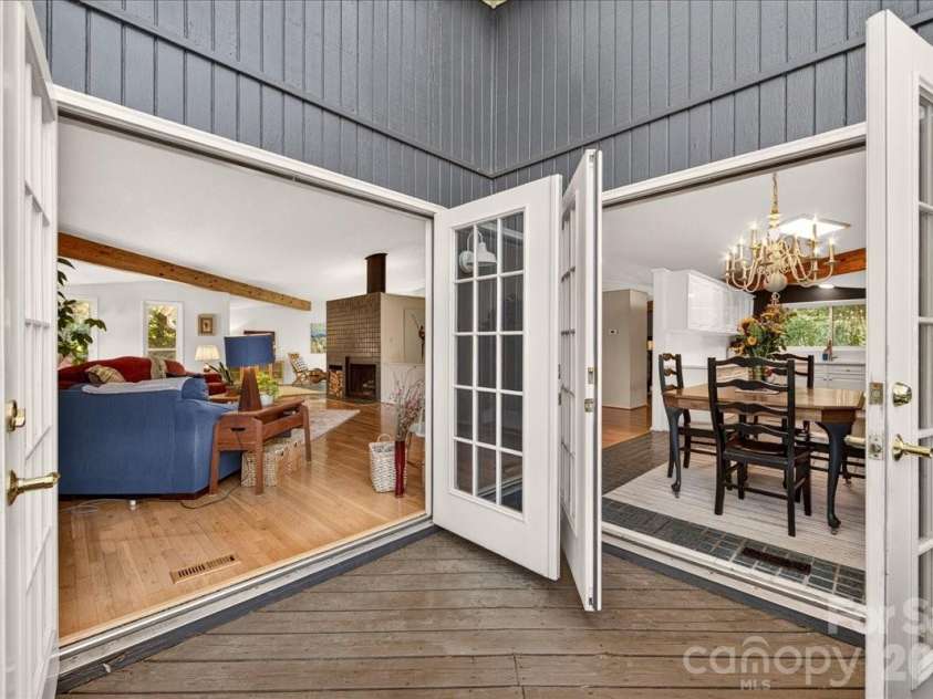 3240 Johnny Cake Lane, Charlotte, NC 28226.  MLS# CAR4425900, YatesRealty ID 53776. 