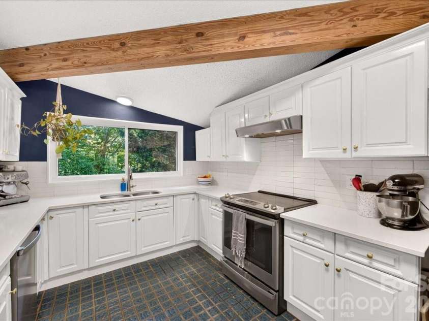 3240 Johnny Cake Lane, Charlotte, NC 28226.  MLS# CAR4425900, YatesRealty ID 53776. 