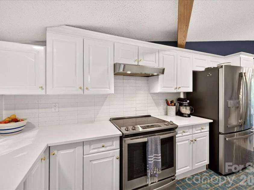 3240 Johnny Cake Lane, Charlotte, NC 28226.  MLS# CAR4425900, YatesRealty ID 53776. 