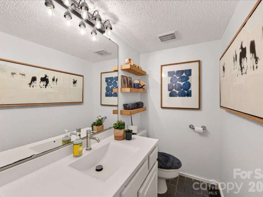 3240 Johnny Cake Lane, Charlotte, NC 28226.  MLS# CAR4425900, YatesRealty ID 53776. 