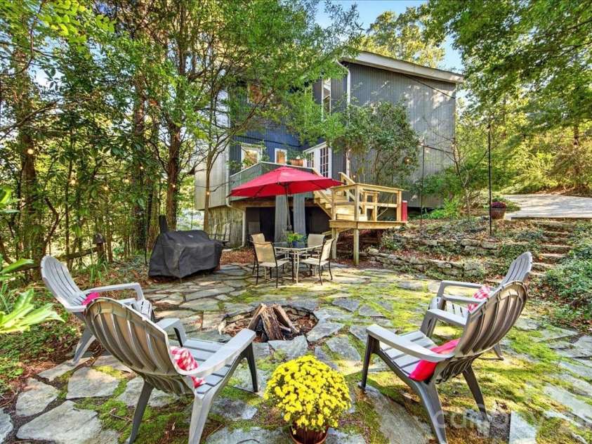 3240 Johnny Cake Lane, Charlotte, NC 28226.  MLS# CAR4425900, YatesRealty ID 53776. 