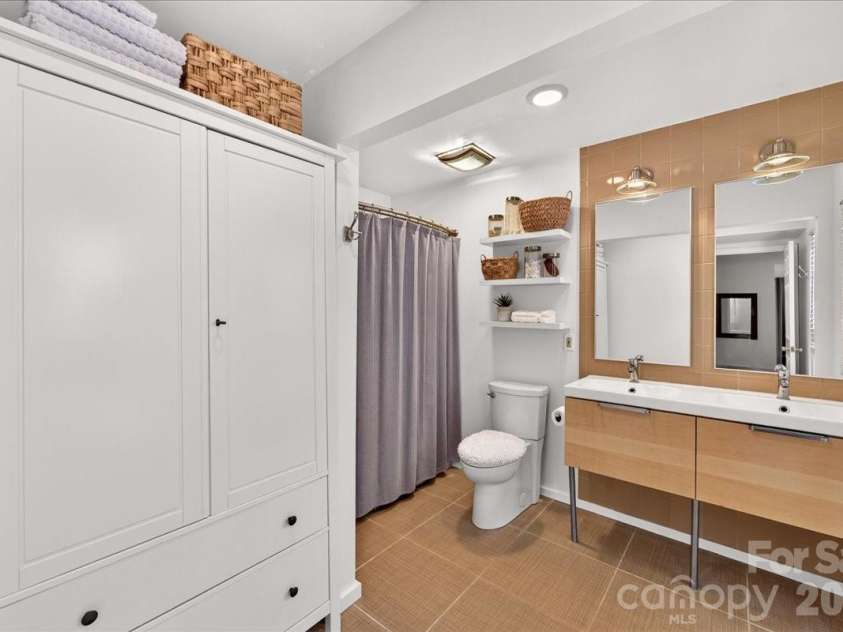 3240 Johnny Cake Lane, Charlotte, NC 28226.  MLS# CAR4425900, YatesRealty ID 53776. 