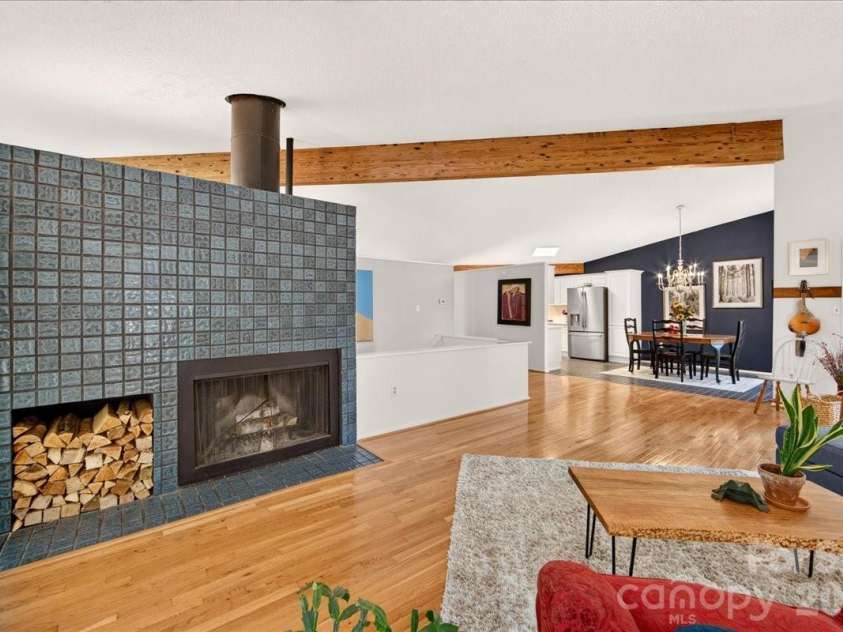 3240 Johnny Cake Lane, Charlotte, NC 28226.  MLS# CAR4425900, YatesRealty ID 53776. Living Room