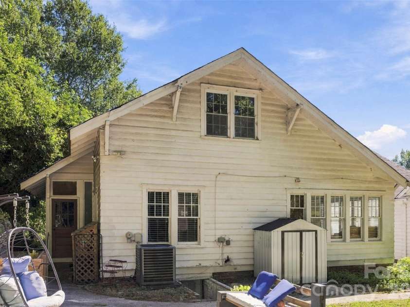 407 South Street, Gastonia, NC 28052.  MLS# CAR4429534, YatesRealty ID 53777. 