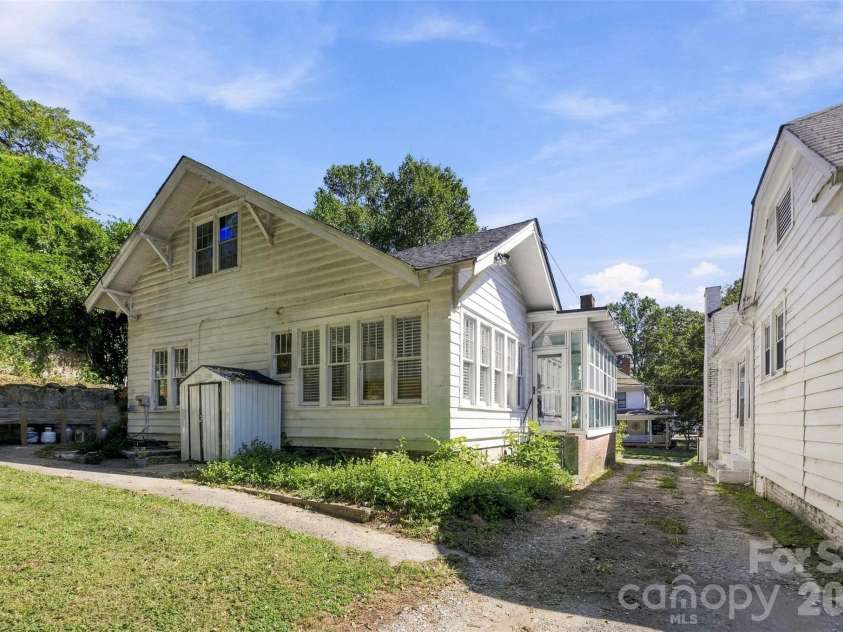 407 South Street, Gastonia, NC 28052.  MLS# CAR4429534, YatesRealty ID 53777. 