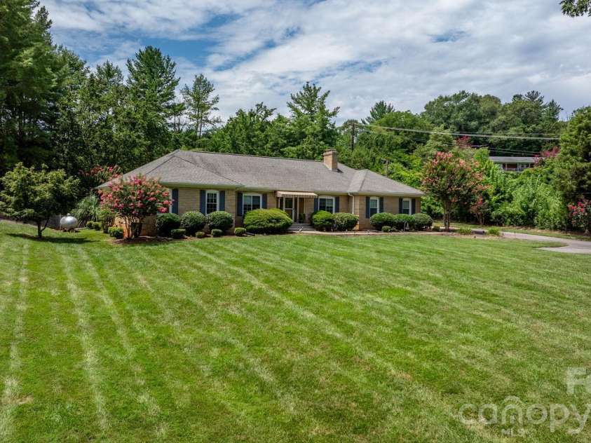 190 Moretz Court, Hickory, NC 28601.  MLS# CAR4352226, YatesRealty ID 5378. 