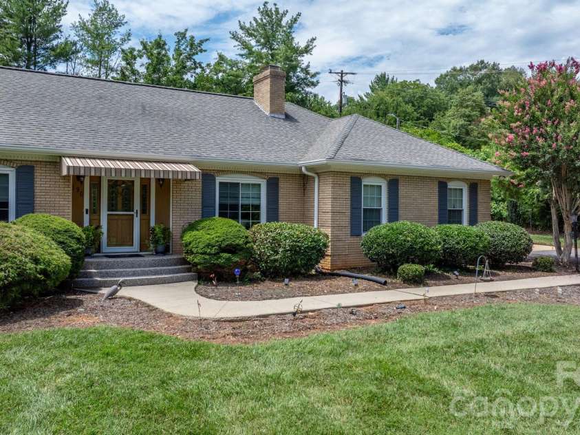190 Moretz Court, Hickory, NC 28601.  MLS# CAR4352226, YatesRealty ID 5378. 