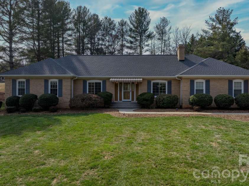 190 Moretz Court, Hickory, NC 28601.  MLS# CAR4352226, YatesRealty ID 5378. 